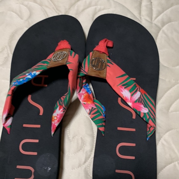 Two pairs flip flops - Picture 3 of 5